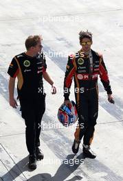 Andy Stobart (GBR), Lotus F1 Team press officer and Romain Grosjean (FRA), Lotus F1 Team  20.02.2014. Formula One Testing, Bahrain Test One, Day Two, Sakhir, Bahrain.