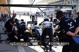 Valtteri Bottas (FIN) Williams FW36 practices a pit stop. 21.02.2014. Formula One Testing, Bahrain Test One, Day Three, Sakhir, Bahrain.