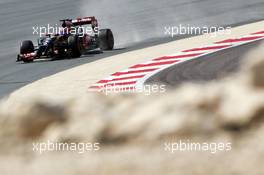 Romain Grosjean (FRA) Lotus F1 E22 runs wide. 20.02.2014. Formula One Testing, Bahrain Test One, Day Two, Sakhir, Bahrain.