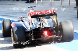 Romain Grosjean (FRA) Lotus F1 E22 in the pits. 19.02.2014. Formula One Testing, Bahrain Test One, Day One, Sakhir, Bahrain.