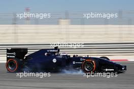 Valtteri Bottas (FIN) Williams FW36 locks up under braking. 21.02.2014. Formula One Testing, Bahrain Test One, Day Three, Sakhir, Bahrain.