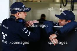 (L to R): Valtteri Bottas (FIN) Williams with team mate Felipe Massa (BRA) Williams. 19.02.2014. Formula One Testing, Bahrain Test One, Day One, Sakhir, Bahrain.