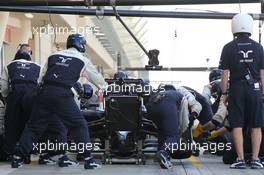 Valtteri Bottas (FIN) Williams FW36 practices a pit stop. 21.02.2014. Formula One Testing, Bahrain Test One, Day Three, Sakhir, Bahrain.