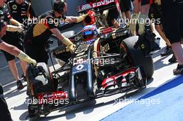 Romain Grosjean (FRA) Lotus F1 E22 in the pits. 20.02.2014. Formula One Testing, Bahrain Test One, Day Two, Sakhir, Bahrain.