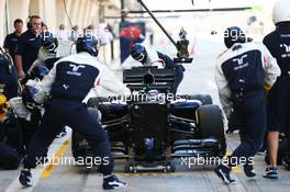 Valtteri Bottas (FIN) Williams FW36 practices a pit stop. 21.02.2014. Formula One Testing, Bahrain Test One, Day Three, Sakhir, Bahrain.