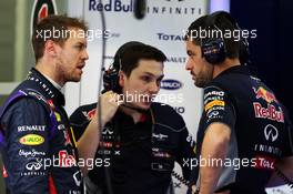 (L to R): Sebastian Vettel (GER) Red Bull Racing with Tim Malyon (GBR) Red Bull Racing Performance Engineer and Guillaume Rocquelin (ITA) Red Bull Racing Race Engineer. 19.02.2014. Formula One Testing, Bahrain Test One, Day One, Sakhir, Bahrain.