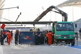 The Scuderia Toro Rosso STR9 of Daniil Kvyat (RUS) Scuderia Toro Rosso is recovered back to the pits on the back of a truck. 19.02.2014. Formula One Testing, Bahrain Test One, Day One, Sakhir, Bahrain.