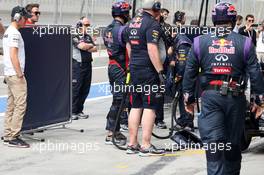 Nico Rosberg (GER), Mercedes AMG F1 Team looks at the Red Bull. 28.02.2014. Formula One Testing, Bahrain Test Two, Day Two, Sakhir, Bahrain.