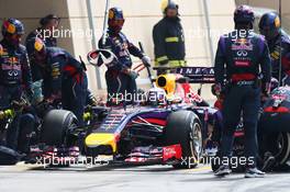 Daniel Ricciardo (AUS) Red Bull Racing RB10 practices a pit stop. 28.02.2014. Formula One Testing, Bahrain Test Two, Day Two, Sakhir, Bahrain.