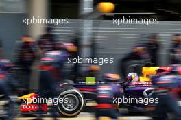 Daniel Ricciardo (AUS), Red Bull Racing during pitstop practice 28.02.2014. Formula One Testing, Bahrain Test Two, Day Two, Sakhir, Bahrain.