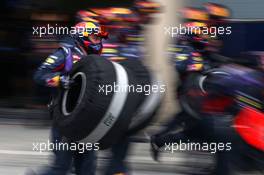 Red Bull Racing mechanic during pitstop practice 28.02.2014. Formula One Testing, Bahrain Test Two, Day Two, Sakhir, Bahrain.