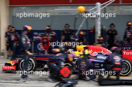 Daniel Ricciardo (AUS), Red Bull Racing during pitstop practice 28.02.2014. Formula One Testing, Bahrain Test Two, Day Two, Sakhir, Bahrain.