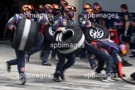 Red Bull Racing mechanics during pitstop practice 28.02.2014. Formula One Testing, Bahrain Test Two, Day Two, Sakhir, Bahrain.