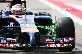 Jean-Eric Vergne (FRA) Scuderia Toro Rosso STR9 running flow-vis paint on the front suspension. 28.02.2014. Formula One Testing, Bahrain Test Two, Day Two, Sakhir, Bahrain.