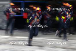 Red Bull Racing mechanics during pitstop practice 28.02.2014. Formula One Testing, Bahrain Test Two, Day Two, Sakhir, Bahrain.