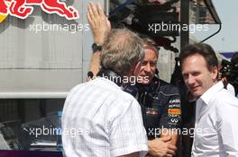 (L to R): Dr Helmut Marko (AUT) Red Bull Motorsport Consultant with Jonathan Wheatley (GBR) Red Bull Racing Team Manager and Christian Horner (GBR) Red Bull Racing Team Principal. 01.03.2014. Formula One Testing, Bahrain Test Two, Day Three, Sakhir, Bahrain.