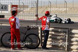 Fernando Alonso (ESP) Ferrari watches Nico Rosberg (GER) Mercedes AMG F1 W05 on the circuit. 01.03.2014. Formula One Testing, Bahrain Test Two, Day Three, Sakhir, Bahrain.