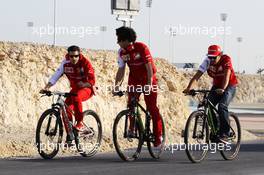 Fernando Alonso (ESP) Ferrari (Right) on his bicycle rides the perimeter road around the circuit. 01.03.2014. Formula One Testing, Bahrain Test Two, Day Three, Sakhir, Bahrain.