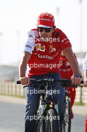 Fernando Alonso (ESP) Ferrari on his bicycle rides the perimeter road around the circuit. 01.03.2014. Formula One Testing, Bahrain Test Two, Day Three, Sakhir, Bahrain.