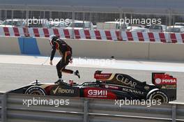 Romain Grosjean (FRA) Lotus F1 E22 stops on the circuit. 01.03.2014. Formula One Testing, Bahrain Test Two, Day Three, Sakhir, Bahrain.