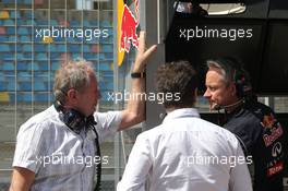 (L to R): Dr Helmut Marko (AUT) Red Bull Motorsport Consultant with Christian Horner (GBR) Red Bull Racing Team Principal and Jonathan Wheatley (GBR) Red Bull Racing Team Manager. 01.03.2014. Formula One Testing, Bahrain Test Two, Day Three, Sakhir, Bahrain.