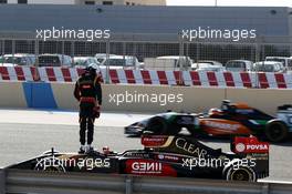 Romain Grosjean (FRA) Lotus F1 E22 stops on the circuit and is passed by Nico Hulkenberg (GER) Sahara Force India F1 VJM07. 01.03.2014. Formula One Testing, Bahrain Test Two, Day Three, Sakhir, Bahrain.