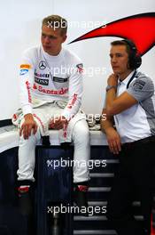(L to R): Kevin Magnussen (DEN) McLaren with Antti Vierula (FIN) Personal Trainer. 01.03.2014. Formula One Testing, Bahrain Test Two, Day Three, Sakhir, Bahrain.