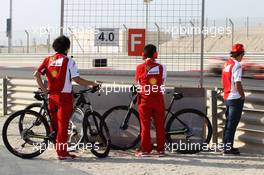 Fernando Alonso (ESP) Ferrari watches team mate Kimi Raikkonen (FIN) Ferrari F14-T on the circuit. 01.03.2014. Formula One Testing, Bahrain Test Two, Day Three, Sakhir, Bahrain.