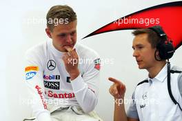 (L to R): Kevin Magnussen (DEN) McLaren with Antti Vierula (FIN) Personal Trainer. 01.03.2014. Formula One Testing, Bahrain Test Two, Day Three, Sakhir, Bahrain.