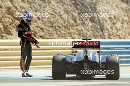 Romain Grosjean (FRA) Lotus F1 E22 stops on the circuit. 02.03.2014. Formula One Testing, Bahrain Test Two, Day Four, Sakhir, Bahrain.