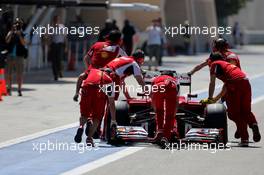 Fernando Alonso (ESP), Scuderia Ferrari stops in the pitlane. 02.03.2014. Formula One Testing, Bahrain Test Two, Day Four, Sakhir, Bahrain.