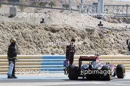 Romain Grosjean (FRA) Lotus F1 E22 stops on the circuit. 02.03.2014. Formula One Testing, Bahrain Test Two, Day Four, Sakhir, Bahrain.