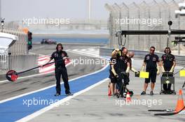 Scuderia Toro Rosso mechanics 27.02.2014. Formula One Testing, Bahrain Test Two, Day One, Sakhir, Bahrain.