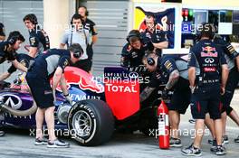 Red Bull Racing mechanic with an extinguisher at the rear of the Red Bull Racing RB10 of Daniel Ricciardo (AUS). 27.02.2014. Formula One Testing, Bahrain Test Two, Day One, Sakhir, Bahrain.
