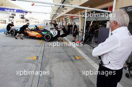 Charlie Whiting (GBR) FIA Delegate watches Sergio Perez (MEX) Sahara Force India F1 VJM07 in the pits. 27.02.2014. Formula One Testing, Bahrain Test Two, Day One, Sakhir, Bahrain.