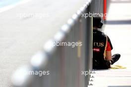 Lotus F1 Team mechanic 27.02.2014. Formula One Testing, Bahrain Test Two, Day One, Sakhir, Bahrain.