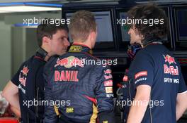 (L to R): Marcos Matassa (ITA) Scuderia Toro Rosso Race Engineer with Daniil Kvyat (RUS), Scuderia Toro Rosso  27.02.2014. Formula One Testing, Bahrain Test Two, Day One, Sakhir, Bahrain.