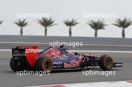 Daniil Kvyat (RUS) Scuderia Toro Rosso STR9. 27.02.2014. Formula One Testing, Bahrain Test Two, Day One, Sakhir, Bahrain.