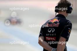 Red Bull Racing mechanic 27.02.2014. Formula One Testing, Bahrain Test Two, Day One, Sakhir, Bahrain.