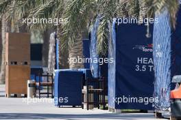Paddock atmosphere, teams are packing 08.04.2014. Formula One Testing, Bahrain Test, Day One, Sakhir, Bahrain.