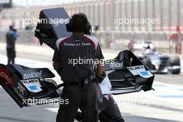 Sauber F1 Team mechanic, Sergey Sirotkin (RUS), test driver, Sauber F1 Team  08.04.2014. Formula One Testing, Bahrain Test, Day One, Sakhir, Bahrain.