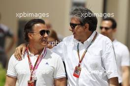 (L to R): Jean Alesi (FRA) with Pasquale Lattuneddu (ITA) of the FOM. 04.04.2014. Formula 1 World Championship, Rd 3, Bahrain Grand Prix, Sakhir, Bahrain, Practice Day