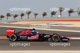 Daniil Kvyat (RUS) Scuderia Toro Rosso STR9. 04.04.2014. Formula 1 World Championship, Rd 3, Bahrain Grand Prix, Sakhir, Bahrain, Practice Day