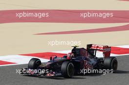 Daniil Kvyat (RUS) Scuderia Toro Rosso STR9. 04.04.2014. Formula 1 World Championship, Rd 3, Bahrain Grand Prix, Sakhir, Bahrain, Practice Day
