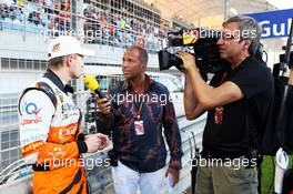 Nico Hulkenberg (GER) Sahara Force India F1 with Kai Ebel (GER) RTL TV Presenter on the grid. 06.04.2014. Formula 1 World Championship, Rd 3, Bahrain Grand Prix, Sakhir, Bahrain, Race Day.