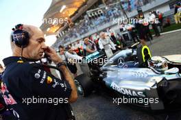 Adrian Newey (GBR) Red Bull Racing Chief Technical Officer looks at Lewis Hamilton (GBR) Mercedes AMG F1 W05 on the grid. 06.04.2014. Formula 1 World Championship, Rd 3, Bahrain Grand Prix, Sakhir, Bahrain, Race Day.