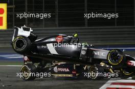 Esteban Gutierrez (MEX) Sauber C33 crashes with Pastor Maldonado (VEN) Lotus F1 E21. 06.04.2014. Formula 1 World Championship, Rd 3, Bahrain Grand Prix, Sakhir, Bahrain, Race Day.