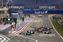 Start of the race, Nico Rosberg (GER), Mercedes AMG F1 Team and Lewis Hamilton (GBR), Mercedes AMG F1 Team  06.04.2014. Formula 1 World Championship, Rd 3, Bahrain Grand Prix, Sakhir, Bahrain, Race Day.