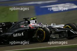 Jenson Button (GBR) McLaren MP4-29 and Valtteri Bottas (FIN) Williams FW36 battle for position. 06.04.2014. Formula 1 World Championship, Rd 3, Bahrain Grand Prix, Sakhir, Bahrain, Race Day.