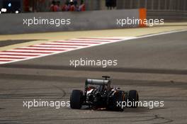 Adrian Sutil (GER) Sauber C33 with sparks. 06.04.2014. Formula 1 World Championship, Rd 3, Bahrain Grand Prix, Sakhir, Bahrain, Race Day.